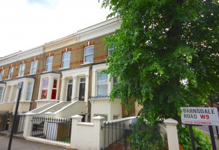 Three Bedroom Maisonette to rent in London